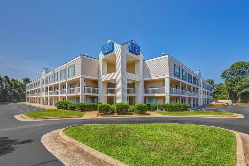 a large white building with the letter k on it at Motel 6-Raleigh, NC - North in Raleigh