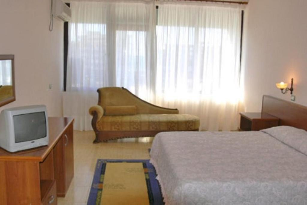 TV a/nebo společenská místnost v ubytování Akropoli Hotel