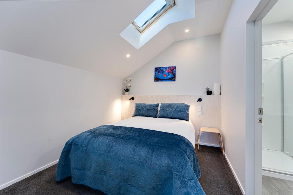 - une chambre blanche avec un lit et une fenêtre dans l'établissement Shotover Country piece of paradise, à Queenstown