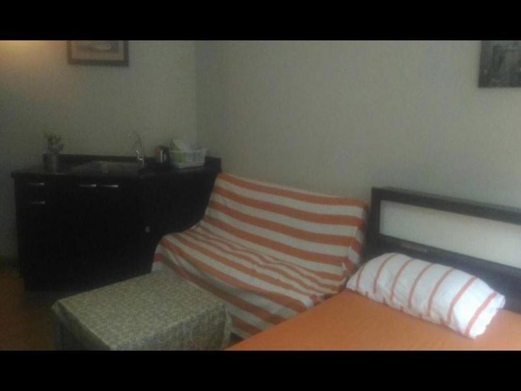 Postel nebo postele na pokoji v ubytování Room in Studio - T8 Guest House Don Mueang Challenger triple room