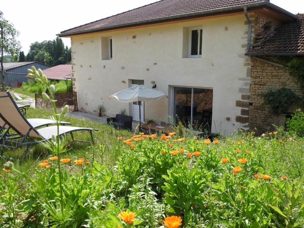 einen Garten vor einem Haus mit Blumen in der Unterkunft Gîte Dommartin-le-Franc, 4 pièces, 6 personnes - FR-1-611-63 