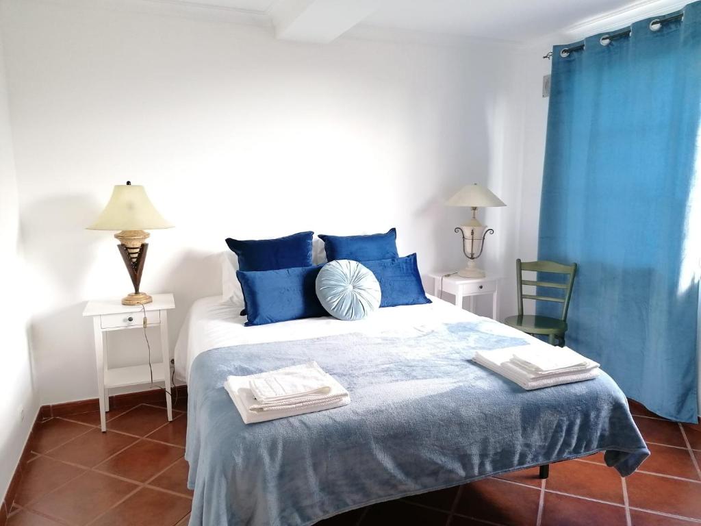 Un pat sau paturi într-o cameră la Casa na Serra 2, Sabugueiro