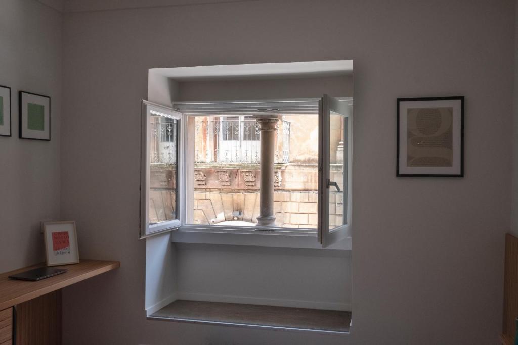 Afbeelding uit fotogalerij van Sognalibro Bed and Books in Ragusa