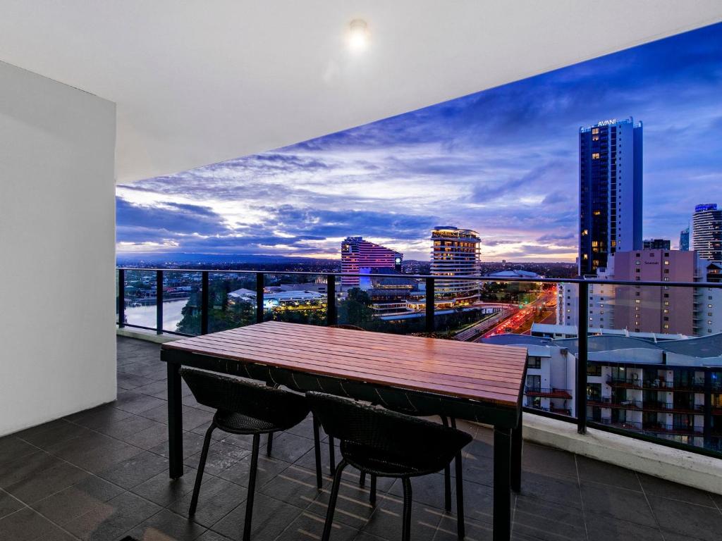 Large Modern 3 Bedroom Apartment With City Views - CoastHM - 三居室公寓