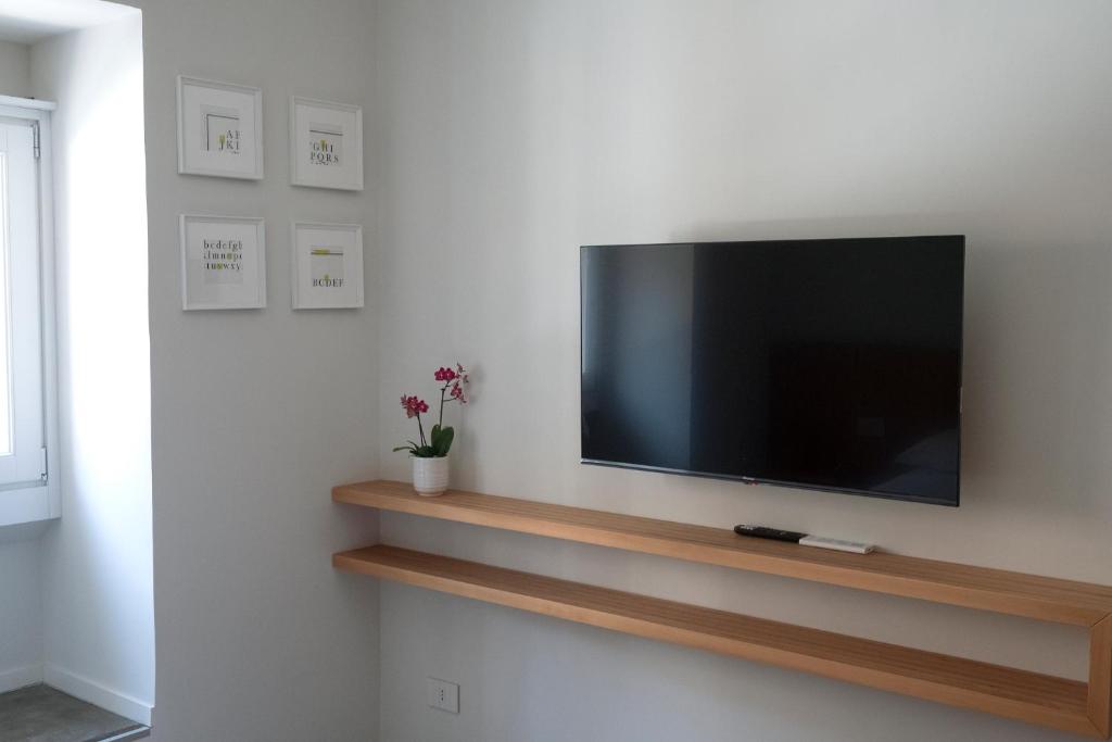 Een TV en/of entertainmentcenter bij Sognalibro Bed and Books
