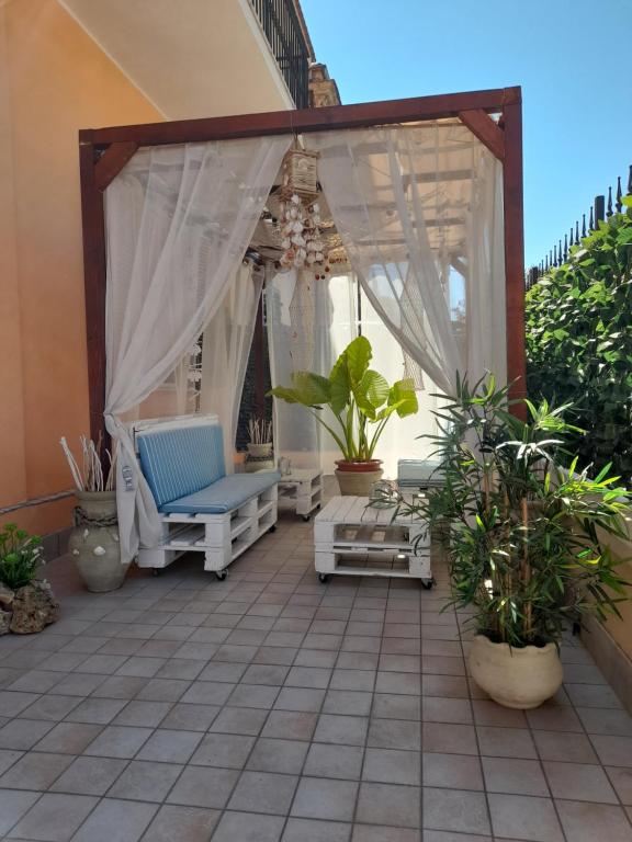 d'une terrasse avec des meubles blancs et des plantes en pot. dans l'établissement Silvi d'aMare, à Silvi Marina