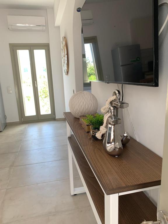 TV a/nebo společenská místnost v ubytování Chrisantakis appartments