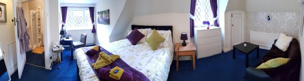 um quarto com uma cama e uma cadeira em PEACEFUL RETREAT HIDEAWAY SURREY em Esher