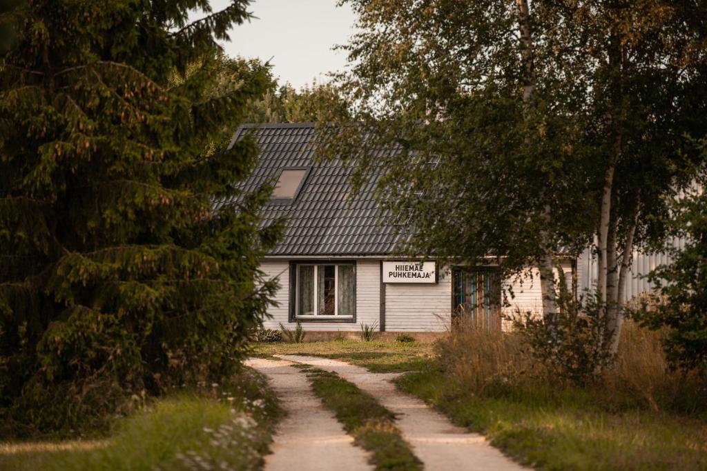 uma estrada que leva a uma casa com um sinal nela em Hiiemäe Puhkemaja em Kunda