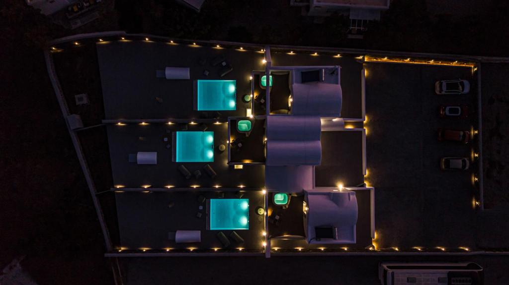 een uitzicht op een gebouw met verlichting bij Modern Dome Homes Of Santorini in Perissa