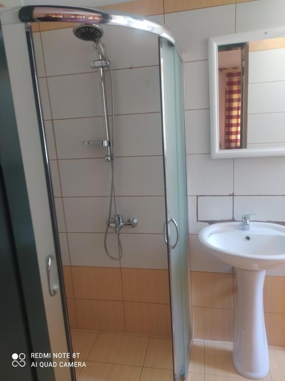 HOTEL ΗΩ (ΞΕΝΩΝΑΣ ΤΣΙΑΧΡΗΣ) - Sala Familiar Con Baño Privado