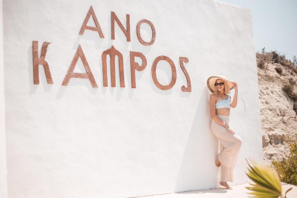una mujer parada frente a un signo de no harrop en Ano Kampos Hotel en Faliraki