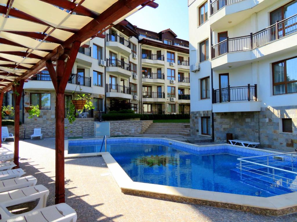 una piscina di fronte a un edificio di Byala Vista Beach Apartments D - Бяла Виста Бийч Апартментс Д a Byala