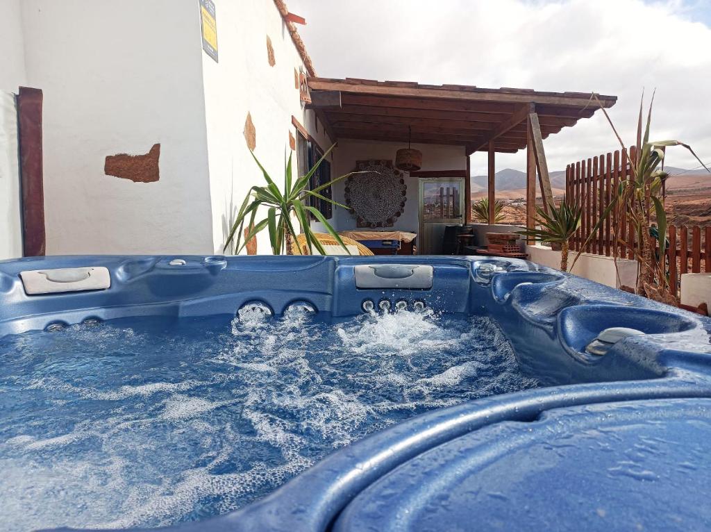 uma piscina de mergulho numa casa com água em Cloud Country em Llanos de la Concepción