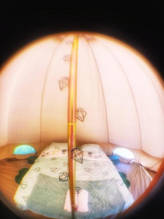 Postel nebo postele na pokoji v ubytování Luna Rock Glamping Brezoi - Blue Scai