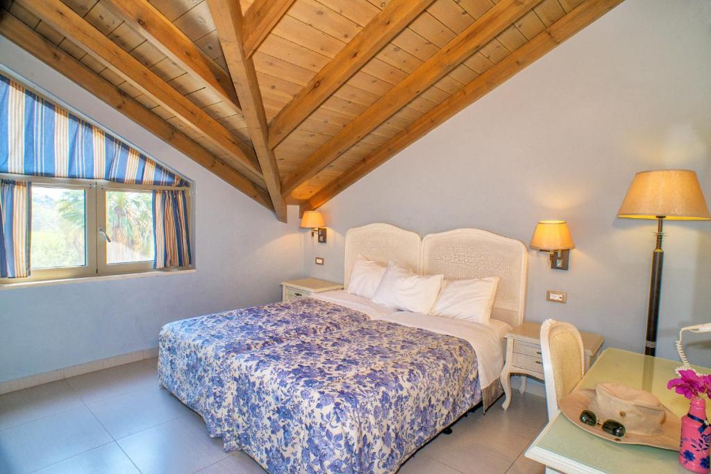 Postel nebo postele na pokoji v ubytování Efrosini Village