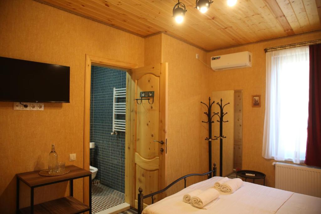 Postel nebo postele na pokoji v ubytování Tbilisi Stories Hotel