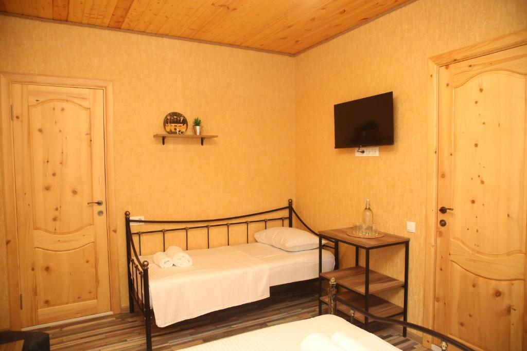 Postel nebo postele na pokoji v ubytování Tbilisi Stories Hotel