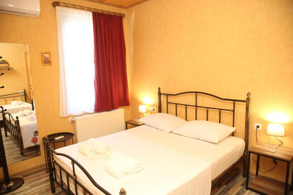 Postel nebo postele na pokoji v ubytování Tbilisi Stories Hotel