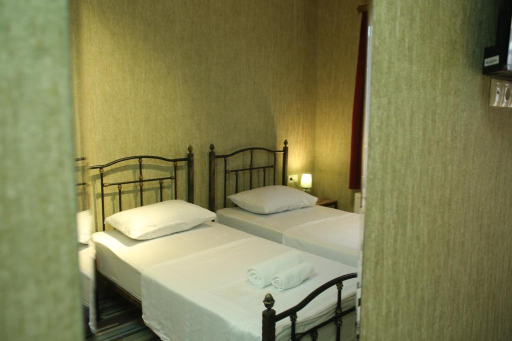Postel nebo postele na pokoji v ubytování Tbilisi Stories Hotel