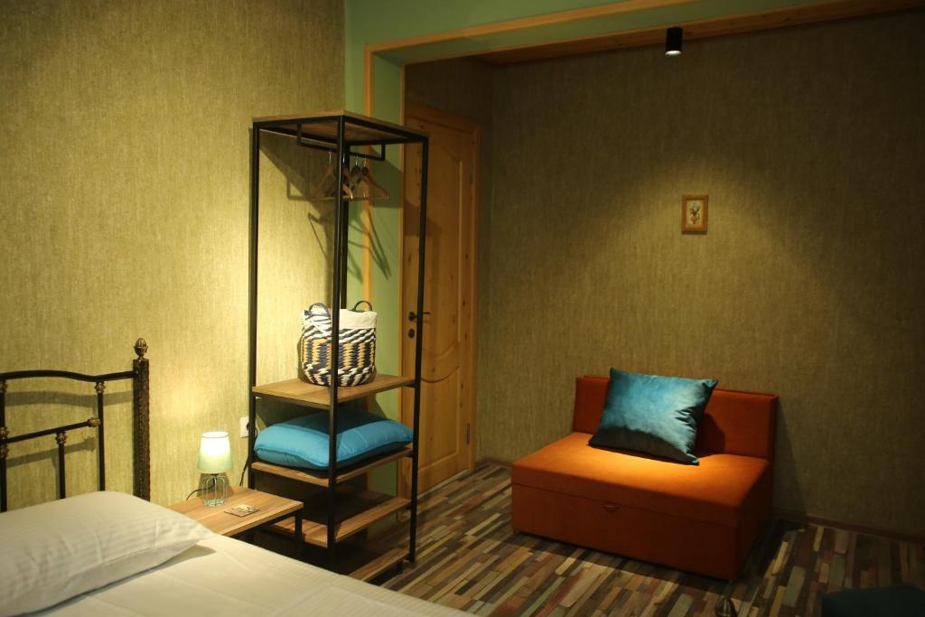 Postel nebo postele na pokoji v ubytování Tbilisi Stories Hotel