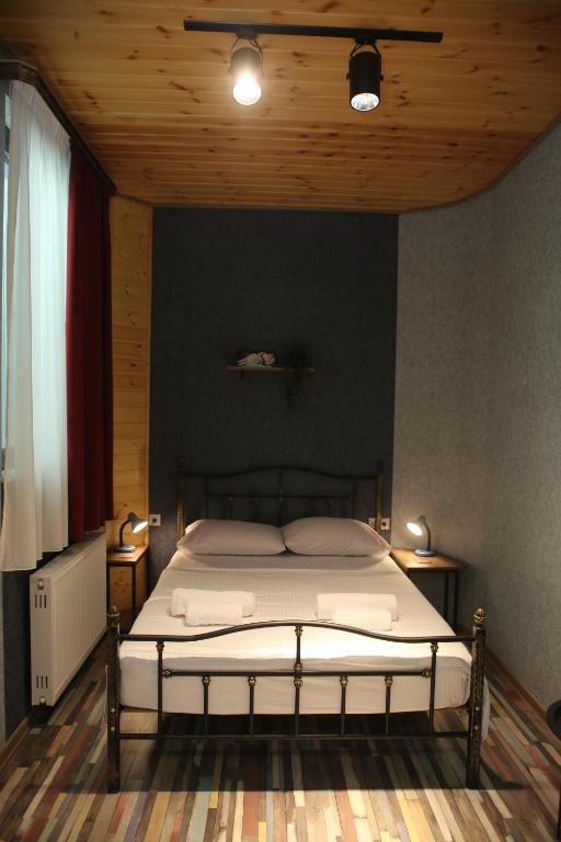 Postel nebo postele na pokoji v ubytování Tbilisi Stories Hotel
