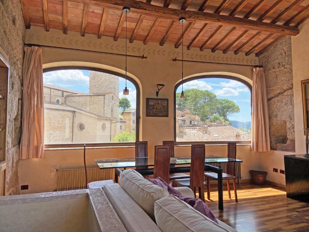 ein Wohnzimmer mit einem Sofa und einem Tisch in der Unterkunft TWIN TOWER - unica al mondo - unique in the world in San Gimignano