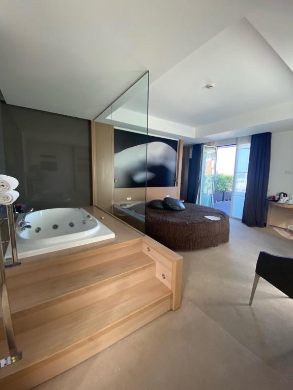 
Luxury Suite with Spa Bath
