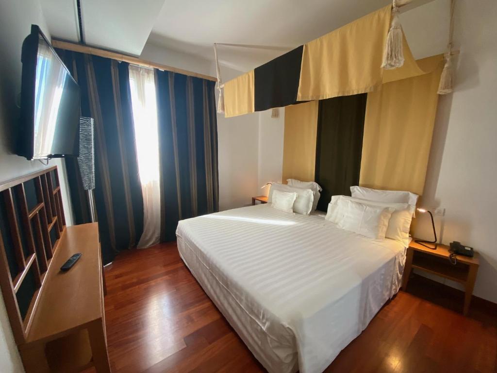 Postel nebo postele na pokoji v ubytování Card International Hotel