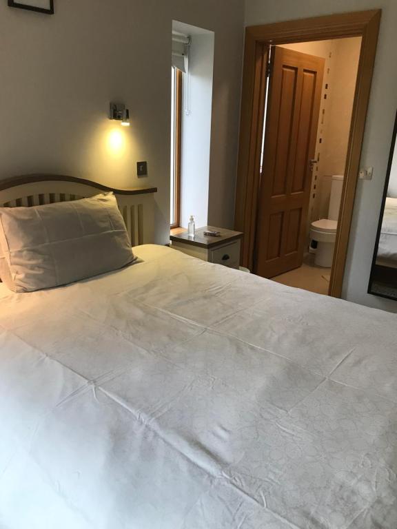 Postel nebo postele na pokoji v ubytování Laithreach Briuin B&B W23E0H9