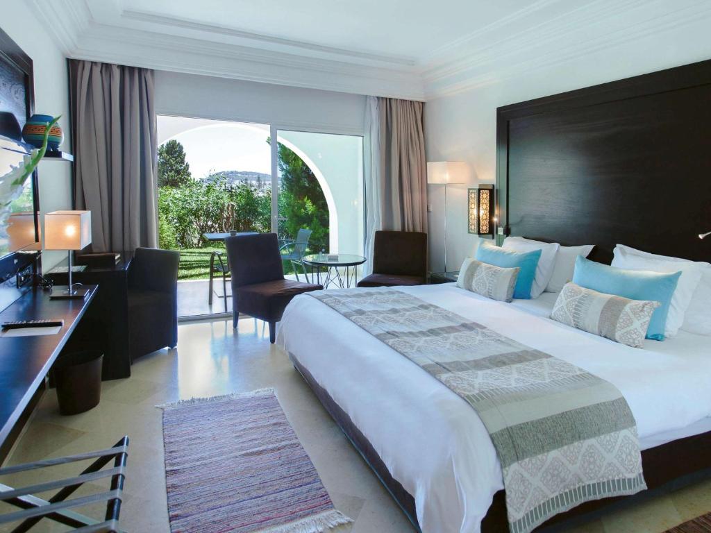 Postel nebo postele na pokoji v ubytování Mövenpick Hotel Gammarth Tunis