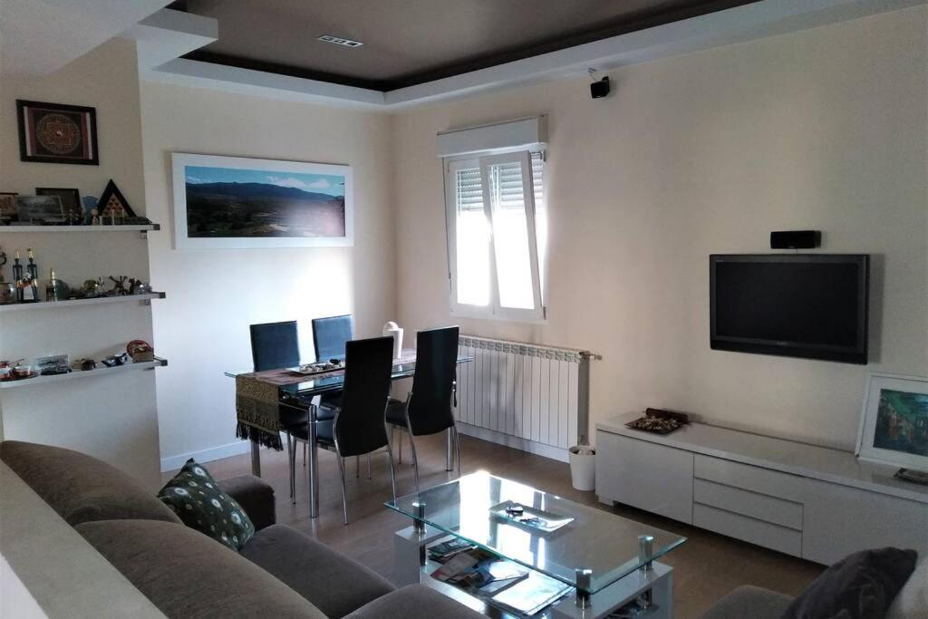 a living room with a couch and a table at Cómodo, bien ubicado y 2 aparcamientos in Zaragoza