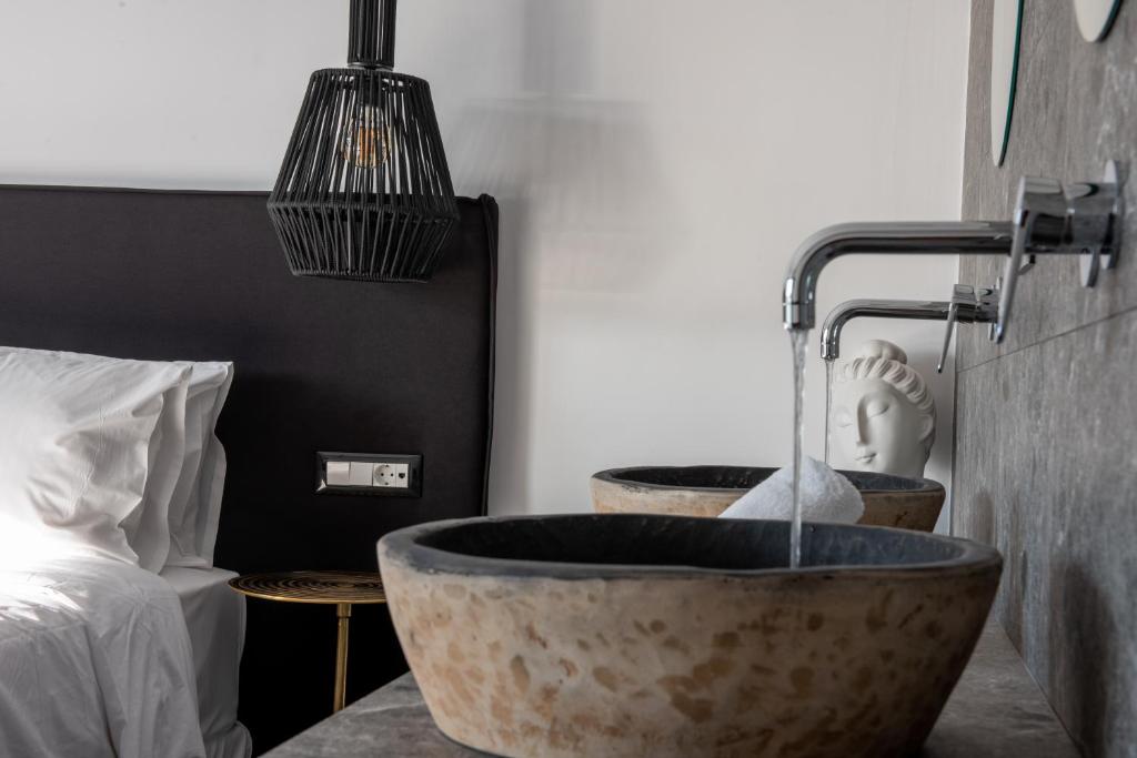 Łóżko lub łóżka w pokoju w obiekcie Kalypso Suites Hotel - Adults Only