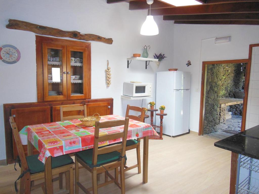 Kuchyň nebo kuchyňský kout v ubytování Casa Rural Aborigen Bimbache