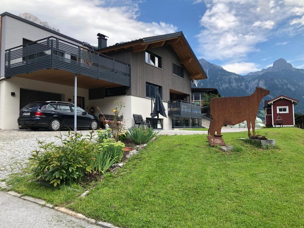 a statue of a cow in the yard of a house at Margreitterhof in Ausserbraz