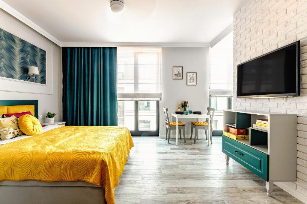 una camera da letto con un letto e una TV a schermo piatto di Apartament Turkusowy a Zamość