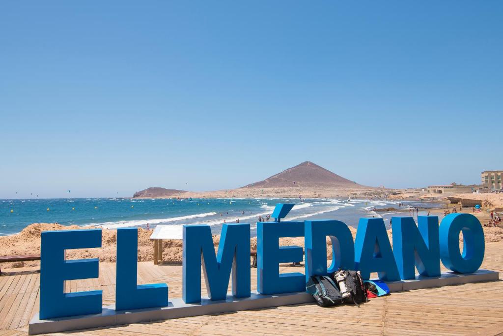 un cartel que dice El México en una playa en alquilaencanarias El Medano, El Cabezo, next to the beach !!!, en El Médano