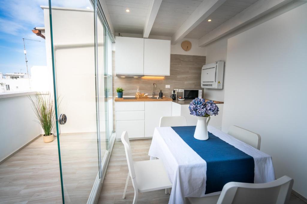 a kitchen and dining room with a table and chairs at Vico Blu in Polignano a Mare