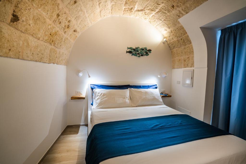 a small room with a bed in a room at Vico Blu in Polignano a Mare