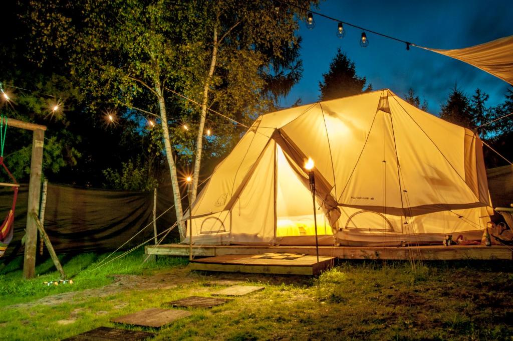 duży namiot na polu w nocy w obiekcie Glamping z alpakami w mieście Jankowice