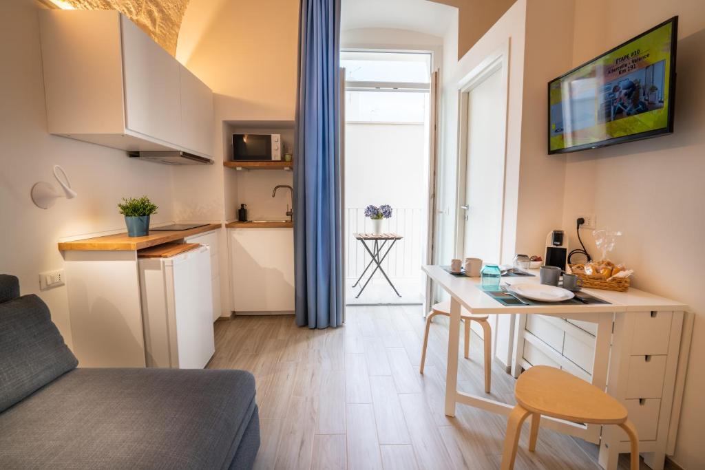 a small apartment with a small kitchen and a table at Vico Blu in Polignano a Mare