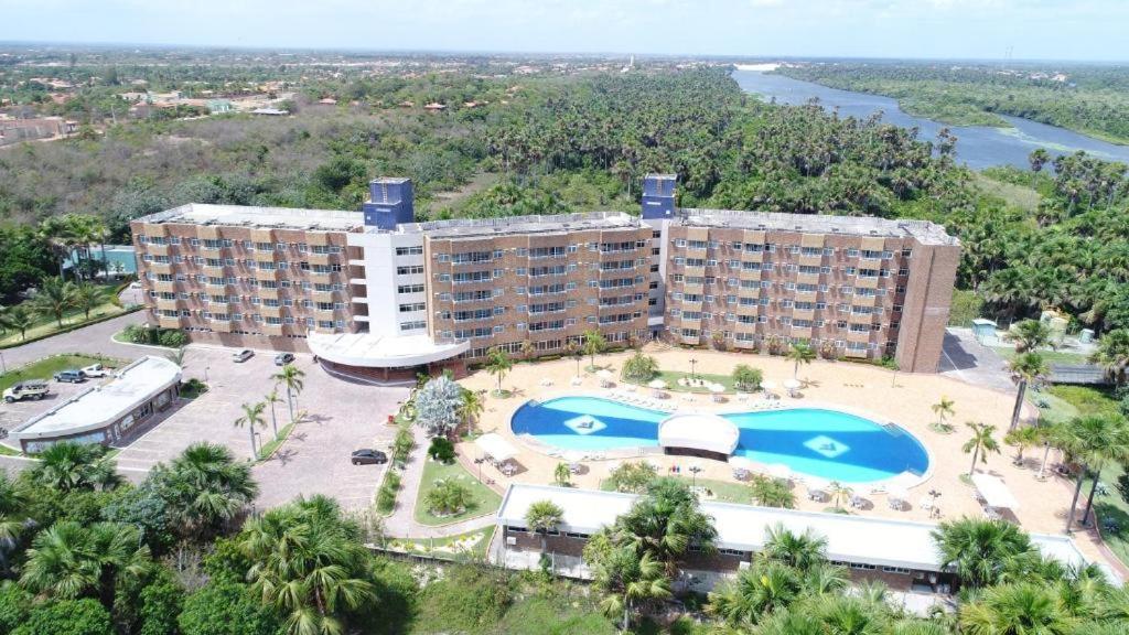 een luchtzicht op een hotel en een zwembad bij Conforto e Aventura Flat Lençois Barreirinhas in Barreirinhas