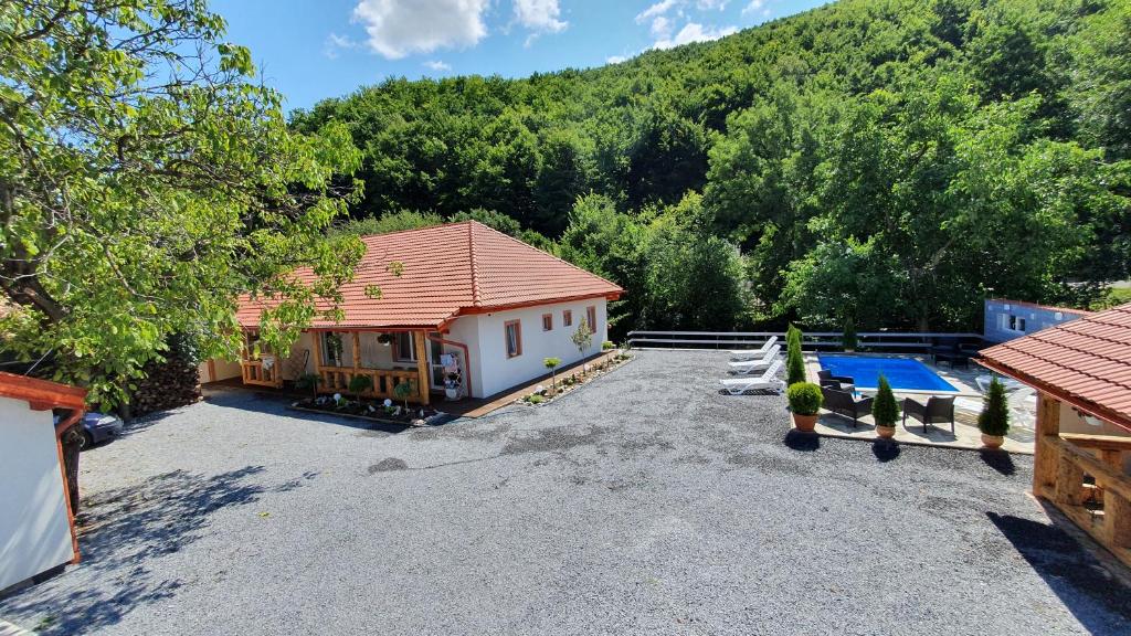 Nespecifikovaný výhled na hory nebo výhled na hory při pohledu z penzionu