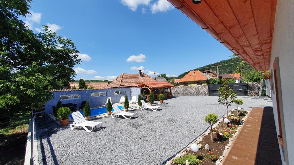 Nespecifikovaný výhled na hory nebo výhled na hory při pohledu z penzionu
