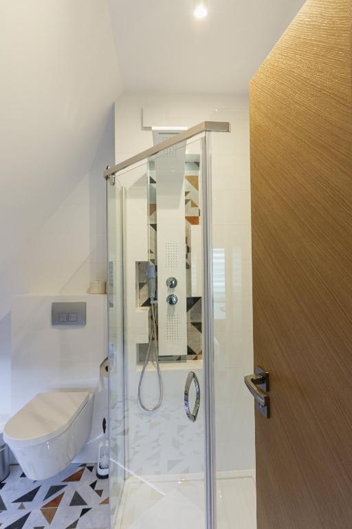 y baño con ducha, aseo y lavamanos. en Living inStein, en Krems an der Donau