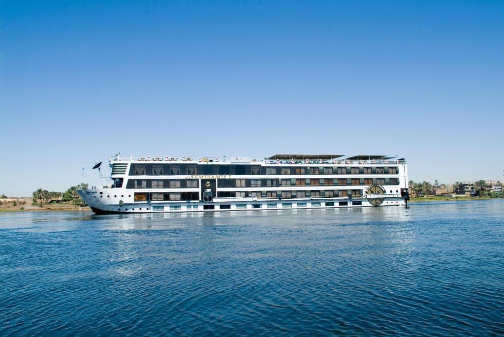 un gran crucero sentado en el agua en SUNRISE Semiramis II Cruise, en Luxor