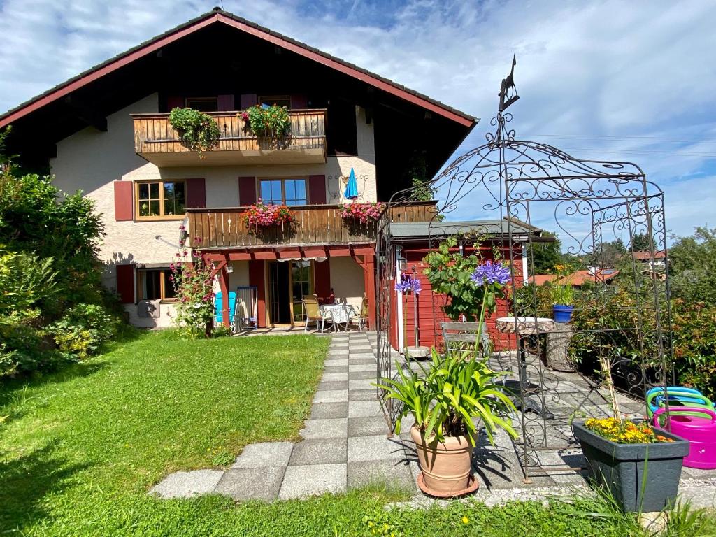 una casa con un jardín delante de ella en Im-Oberland - Tal - KönigsCard, en Bad Kohlgrub