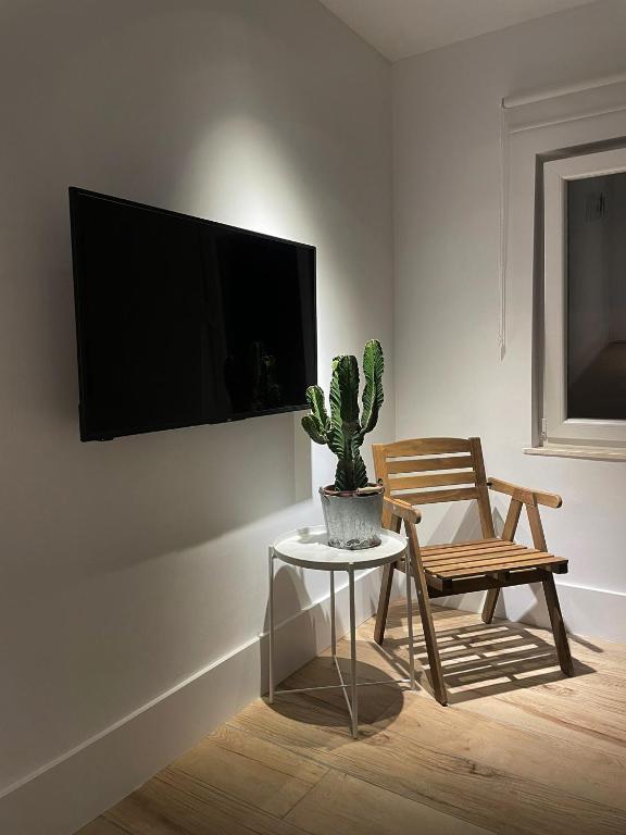 Televízia a/alebo spoločenská miestnosť v ubytovaní ESTUDIO BEDANDBEACH