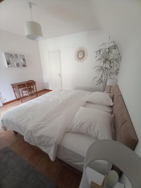 Postel nebo postele na pokoji v ubytování l'orangerie