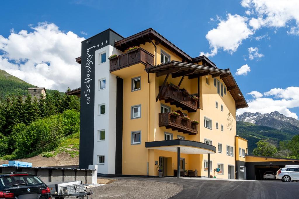 Nespecifikovaný výhled na hory nebo výhled na hory při pohledu z hotelu